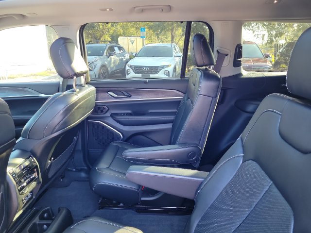 Used 2022 Jeep Grand Cherokee L Limited w/ Luxury Tech Group II AWD/4WD image 15