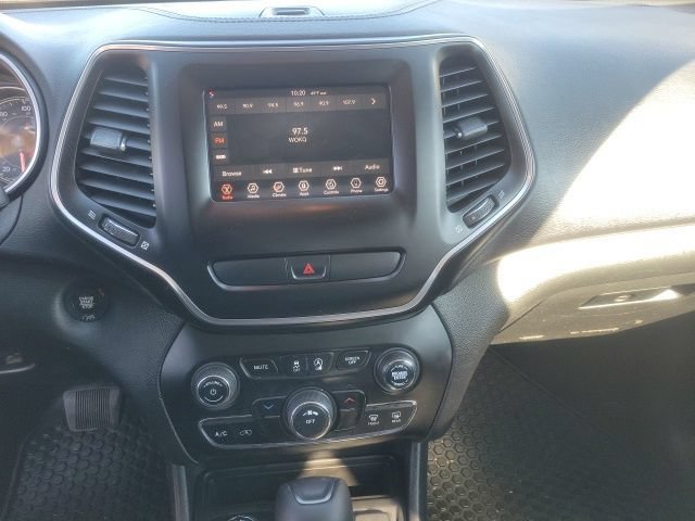 Used 2019 Jeep Cherokee Latitude Plus w/ Cold Weather Group AWD/4WD image 23
