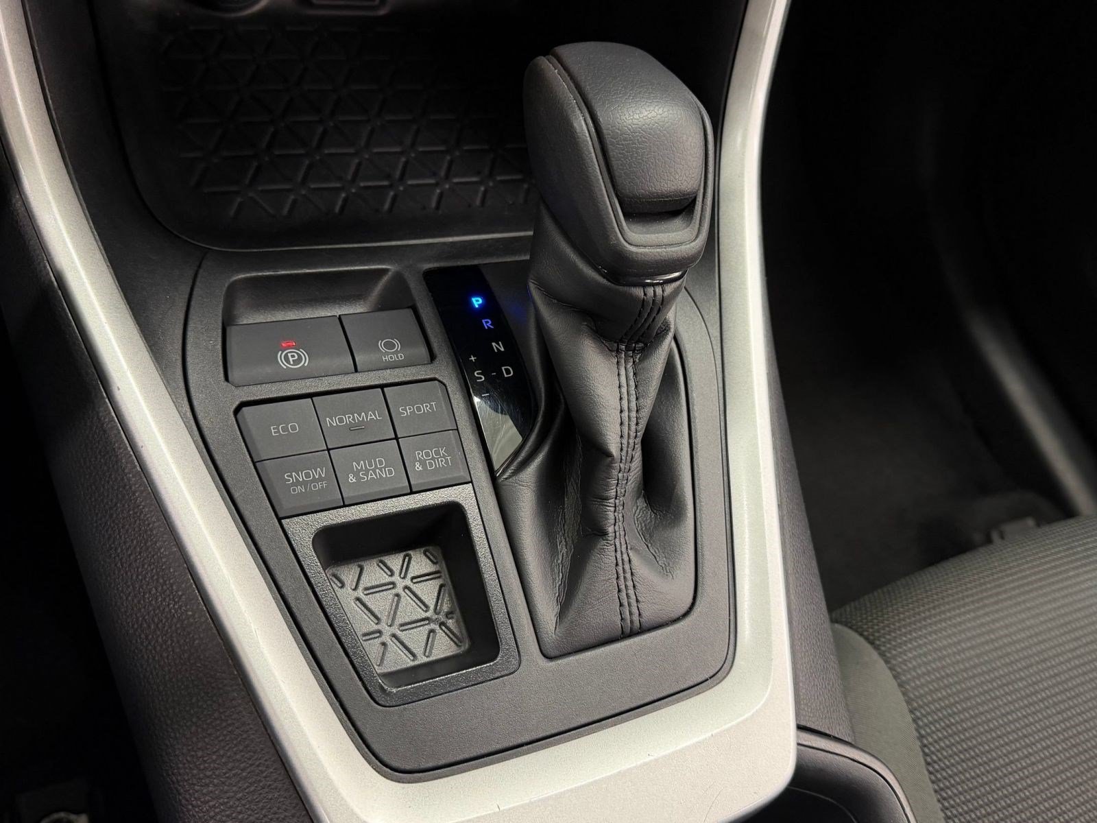 Used 2024 Toyota RAV4 LE AWD/4WD image 14