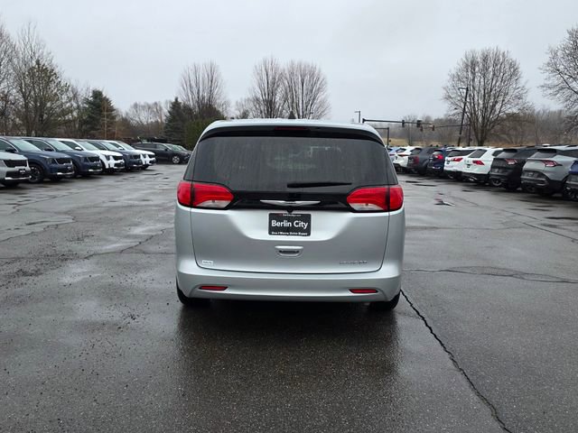 Used 2023 Chrysler Voyager LX FWD image 7