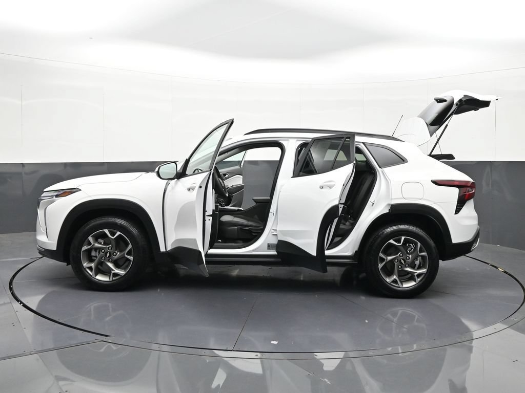 Certified 2025 Chevrolet Trax LT FWD image 39