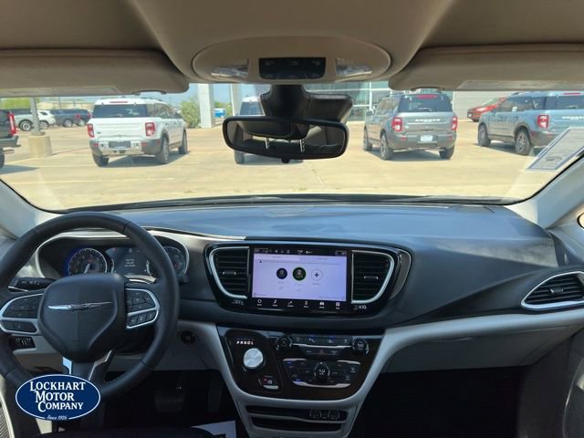 Used 2023 Chrysler Pacifica Touring-L image 24
