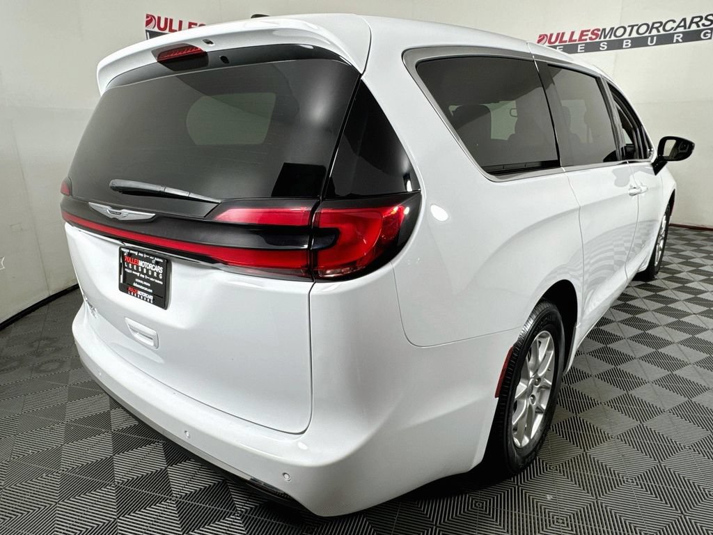 Used 2024 Chrysler Pacifica Touring-L FWD image 7