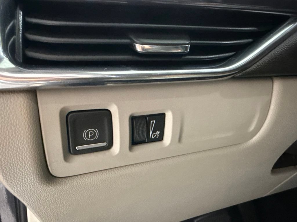 Used 2023 Cadillac XT4 Luxury w/ Cold Weather Package AWD/4WD image 18