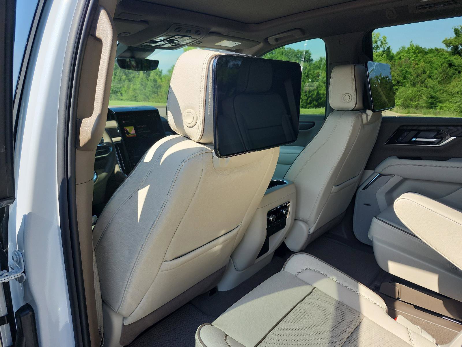 New 2026 GMC Yukon Denali w/ Denali Reserve Package AWD/4WD image 12