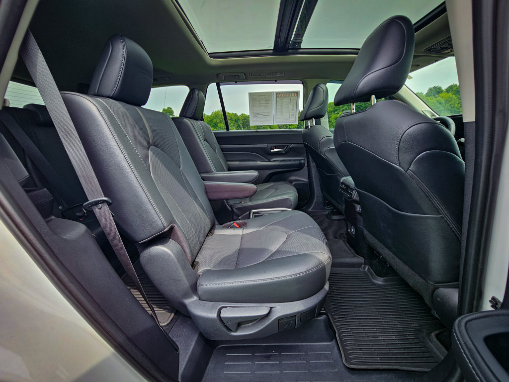 Used 2025 Toyota Grand Highlander AWD image 42