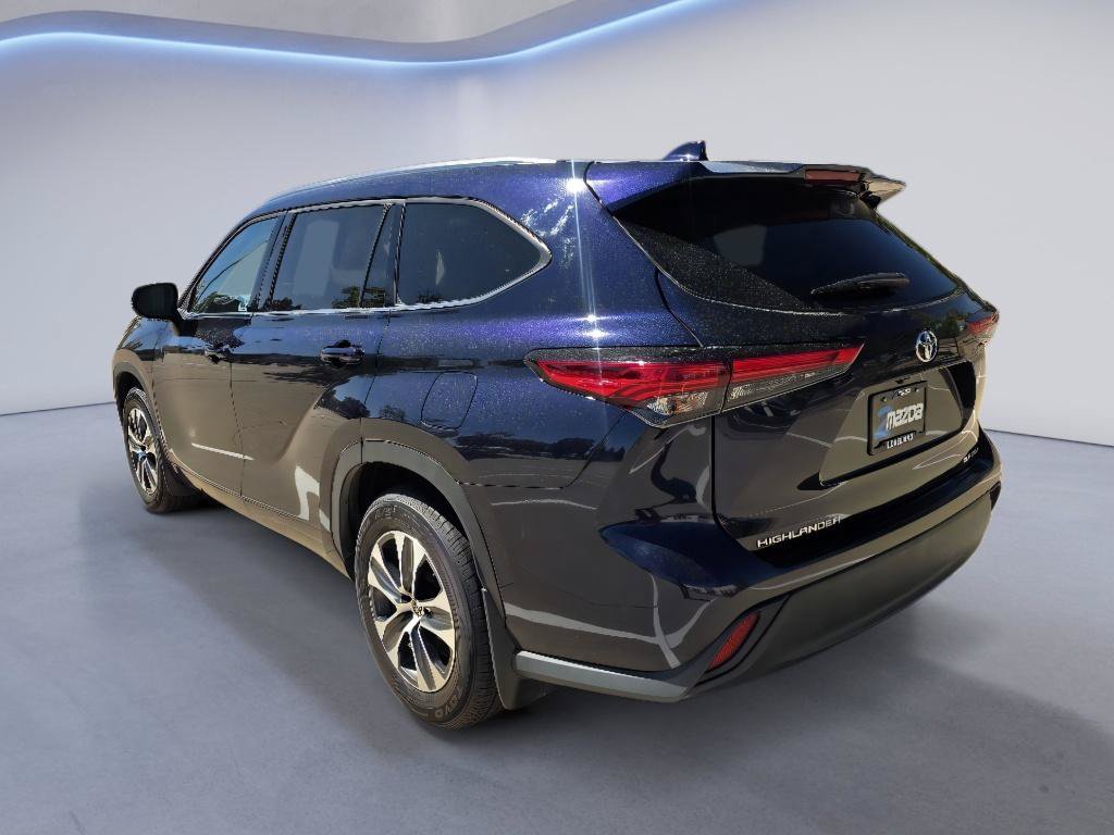 Used 2021 Toyota Highlander XLE AWD/4WD image 3