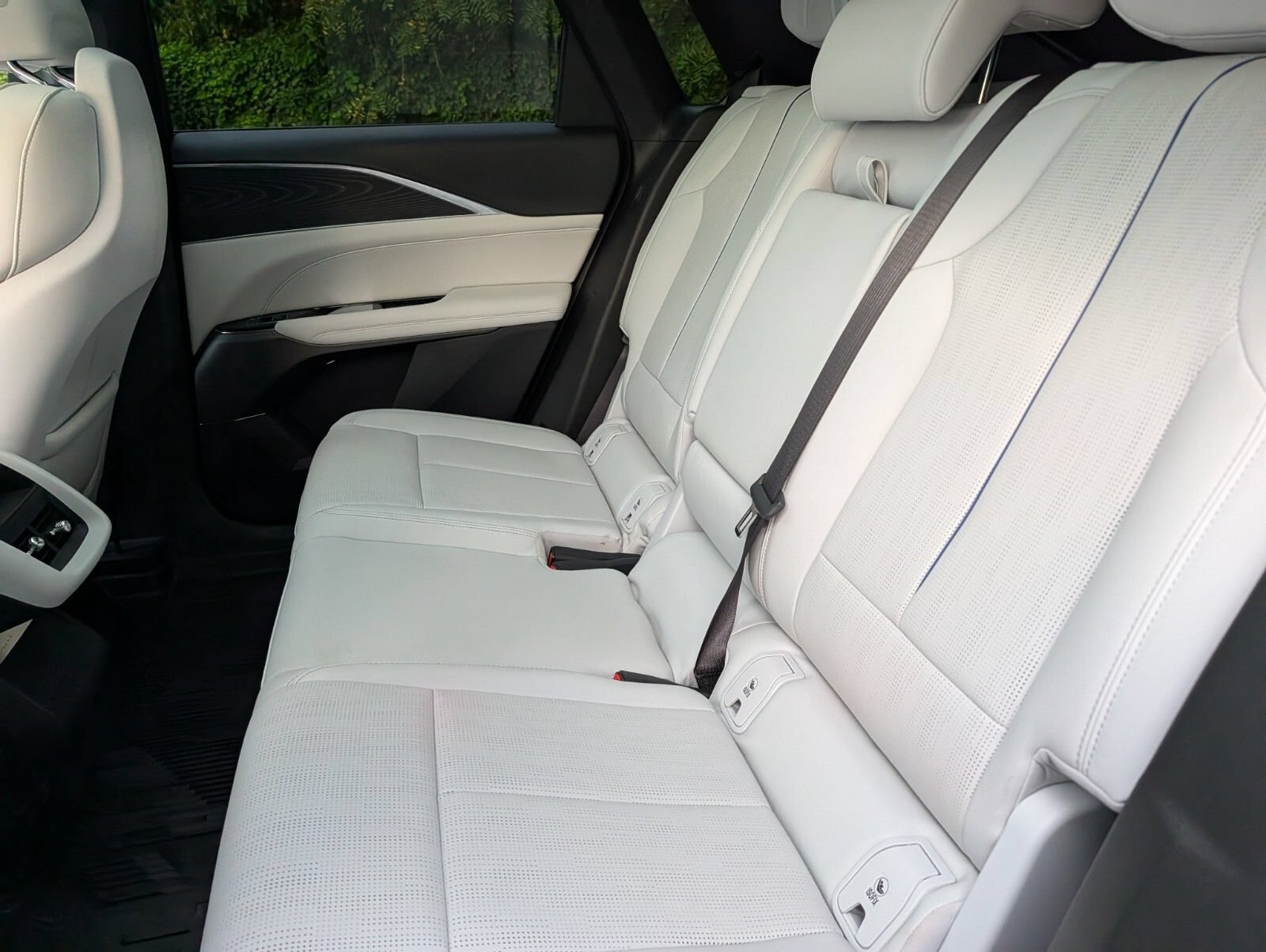 Used 2024 Cadillac Lyriq Luxury AWD/4WD image 28