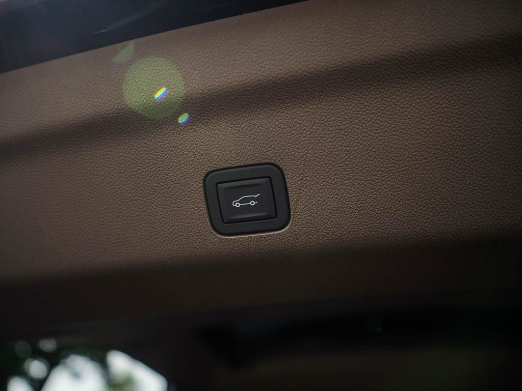 New 2026 GMC Yukon XL Denali w/ Sun & Power Step Package AWD/4WD image 9