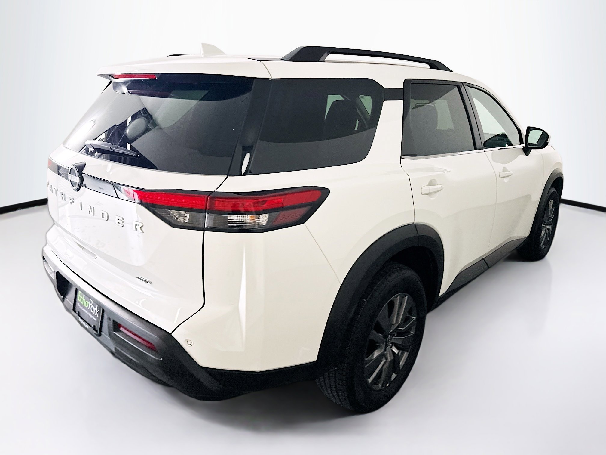 Used 2025 Nissan Pathfinder SV image 9