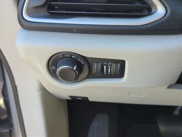 Used 2021 Chrysler Voyager Lxi image 12