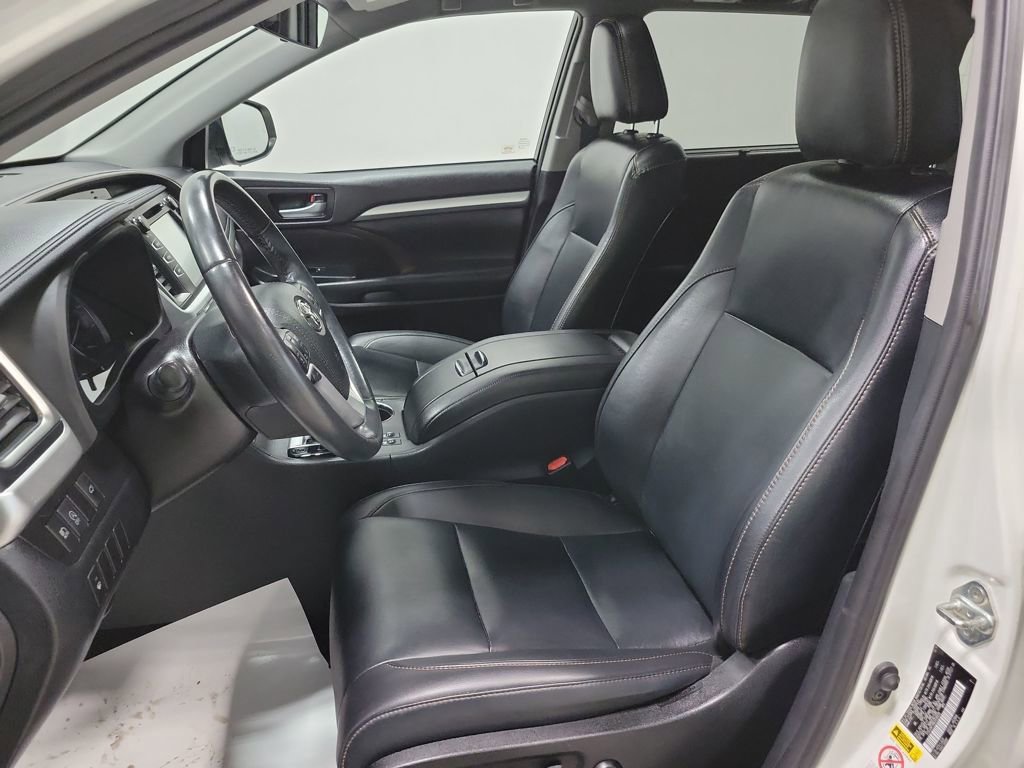 Used 2019 Toyota Highlander XLE image 28