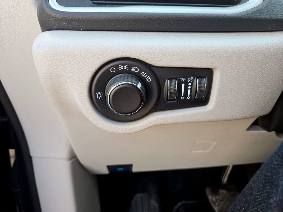 Used 2023 Chrysler Voyager LX image 21