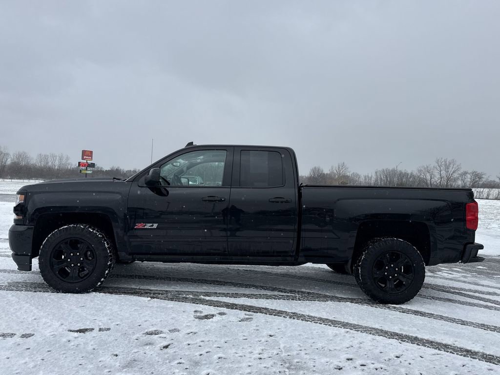 Used 2017 Chevrolet Silverado 1500 LT w/ Midnight Edition image 5