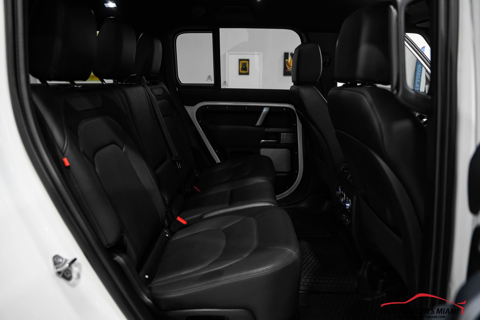 Used 2023 Land Rover Defender 130 X-Dynamic SE image 10