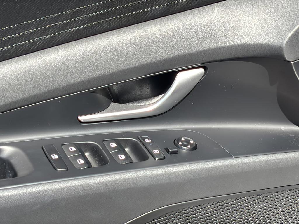 Used 2025 Hyundai Elantra SE FWD image 16