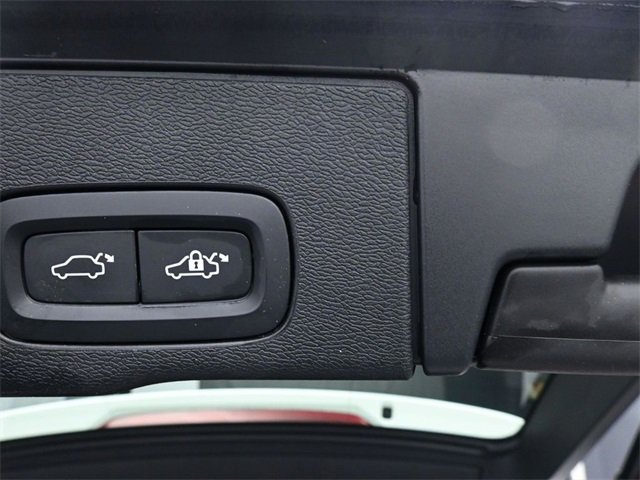 Used 2018 Volvo XC60 T5 Momentum w/ Vision Package image 25