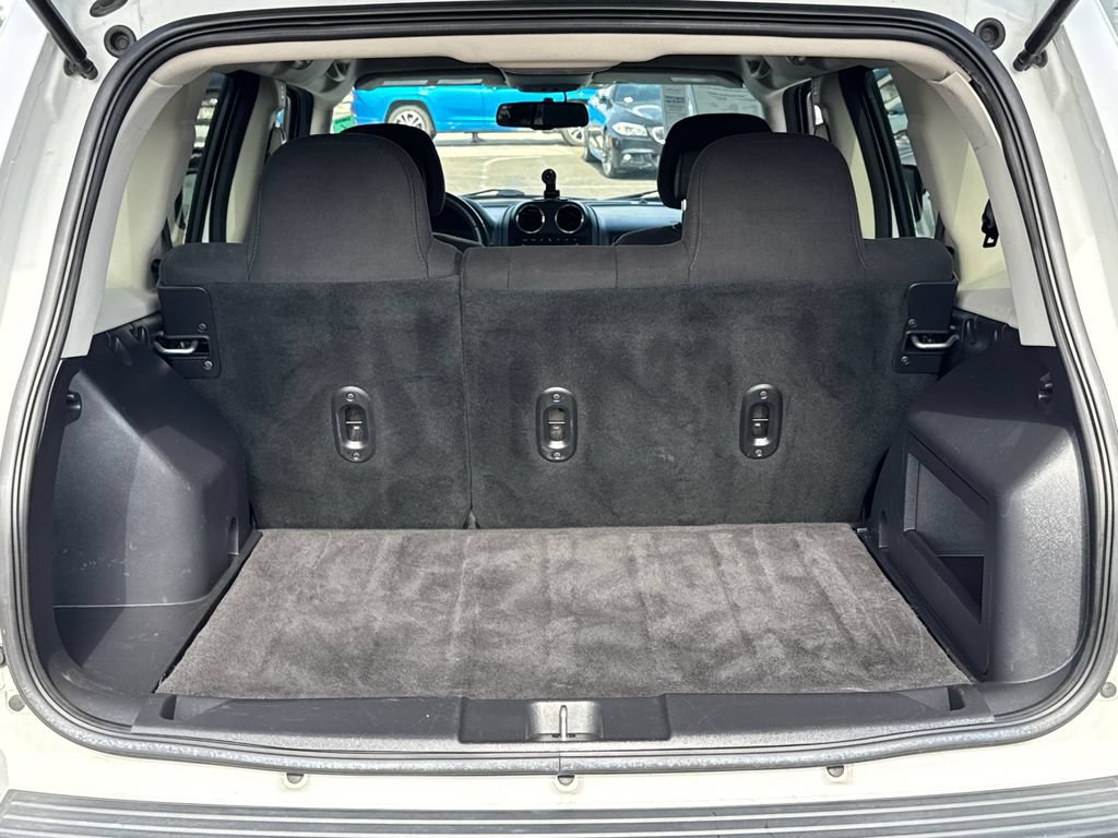 Used 2017 Jeep Patriot Latitude AWD/4WD image 14