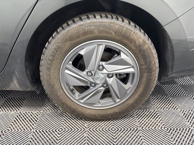 Used 2025 Hyundai Elantra SE image 9
