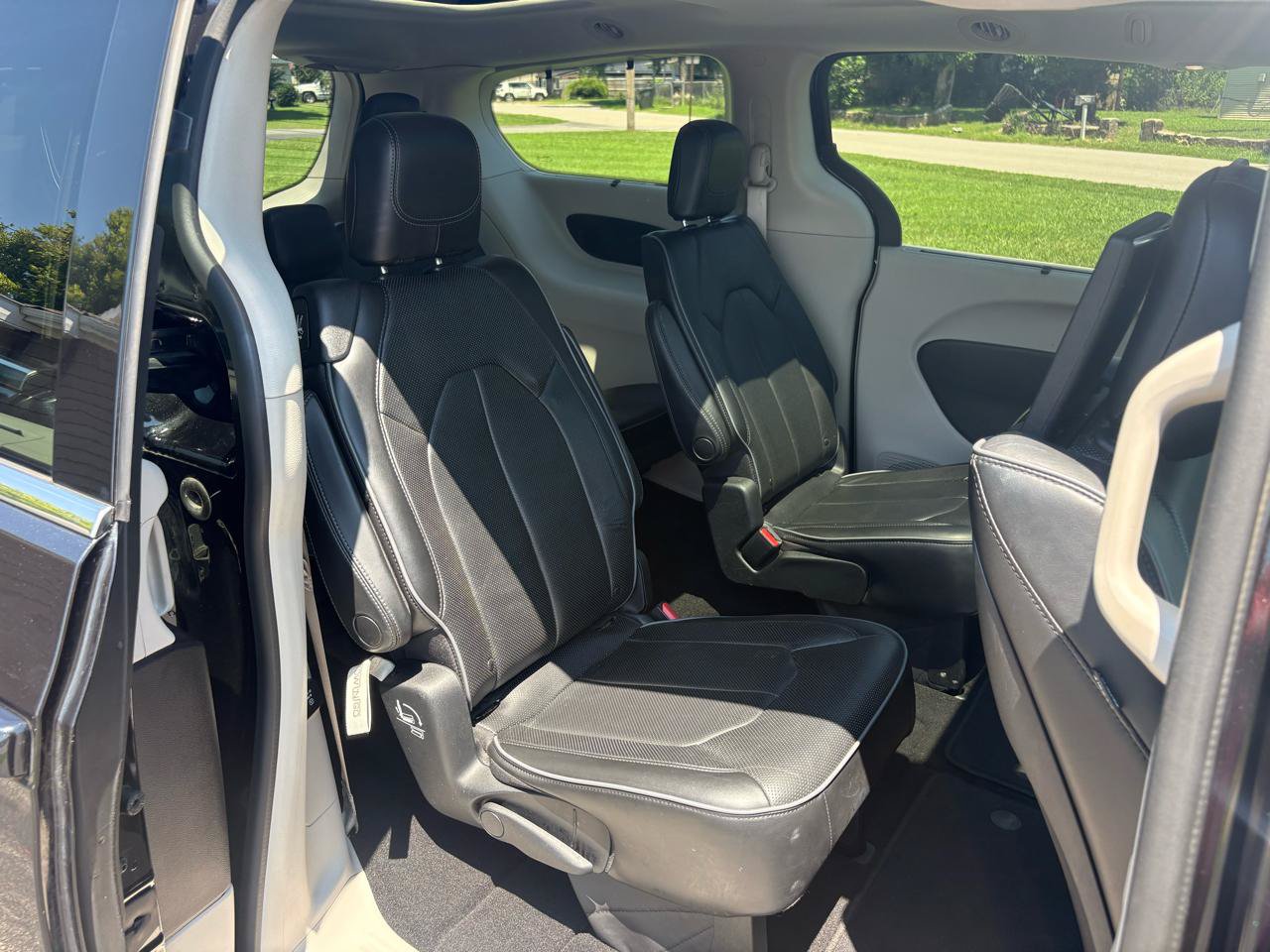 Used 2017 Chrysler Pacifica Limited w/ UConnect Theater Package FWD image 27