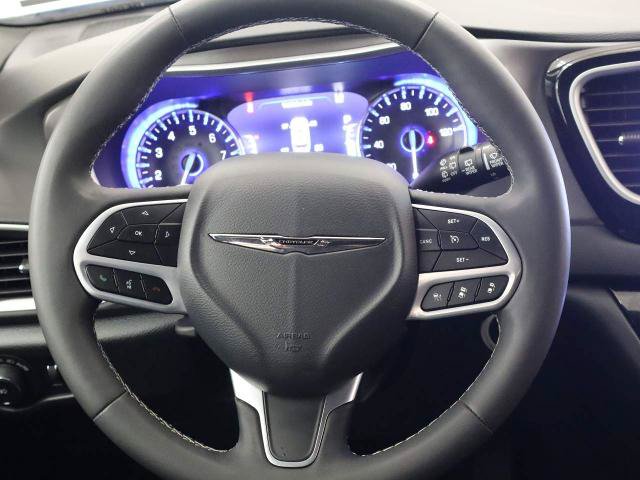 Used 2025 Chrysler Pacifica Select FWD image 39