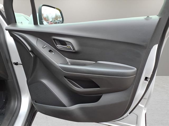 Used 2022 Chevrolet Trax LT w/ LT Convenience Package image 10