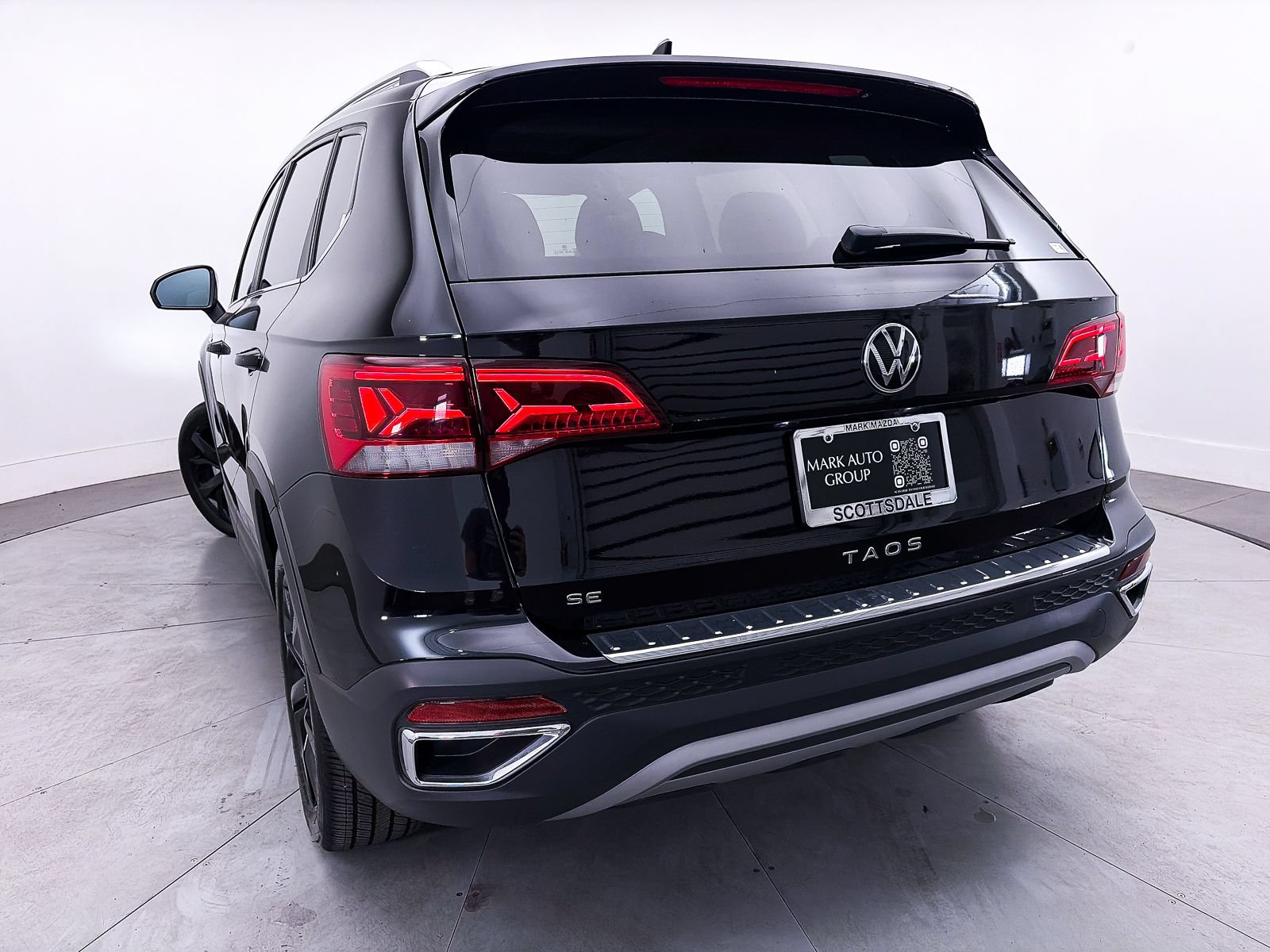 Used 2023 Volkswagen Taos SE w/ Panoramic Sunroof Package FWD image 4