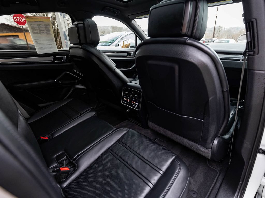 Used 2023 Porsche Cayenne Platinum Edition AWD/4WD image 33