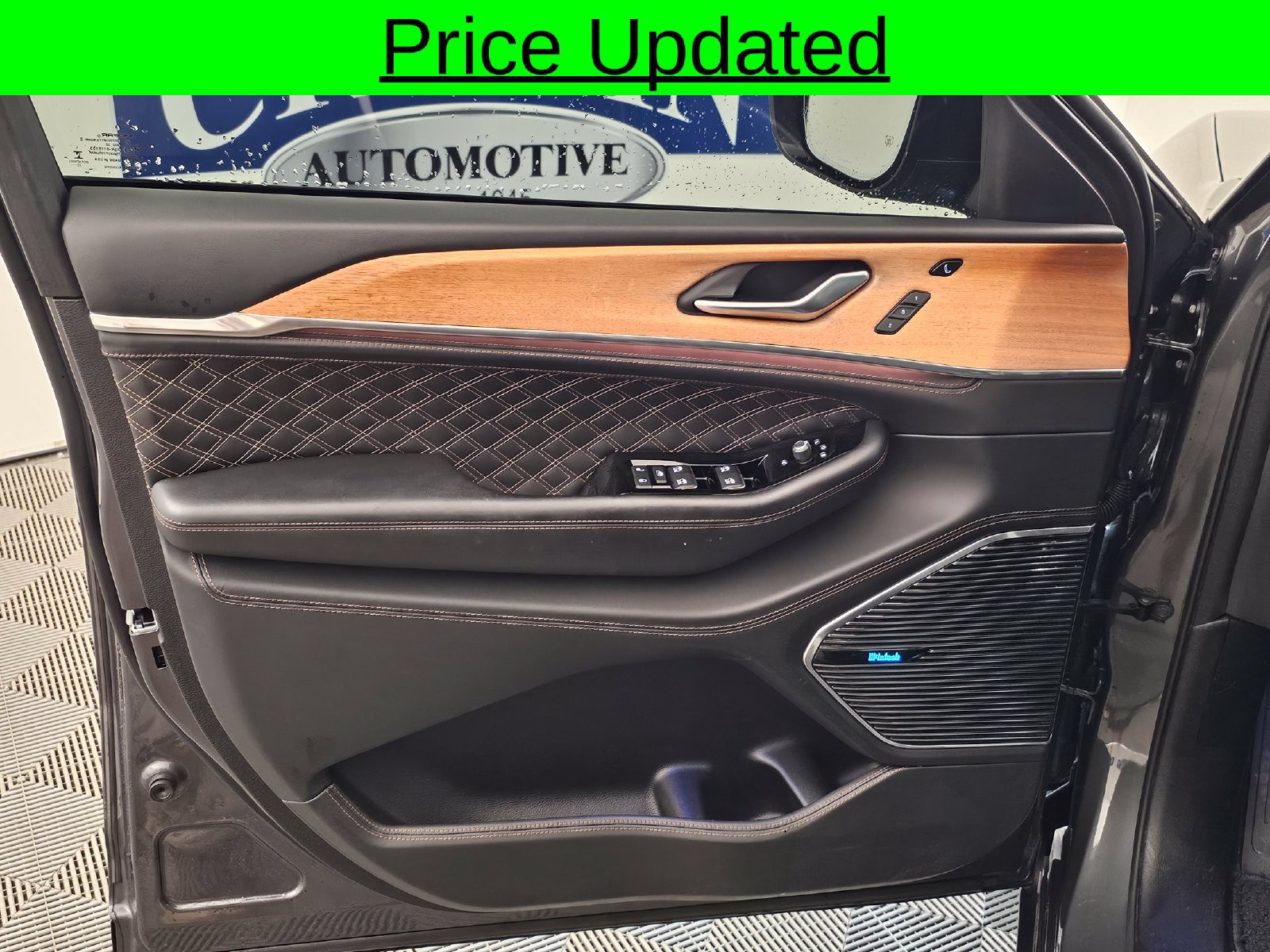 Used 2022 Jeep Grand Cherokee Summit AWD/4WD image 2