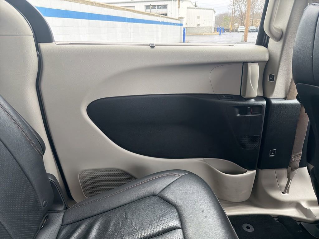 Used 2018 Chrysler Pacifica Touring-L w/ Advanced Safetytec Group image 22