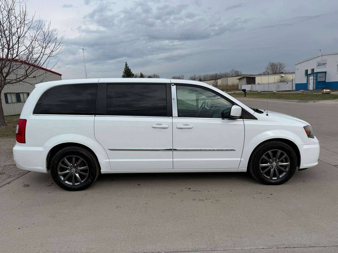 Used 2014 Chrysler Town & Country S FWD image 4