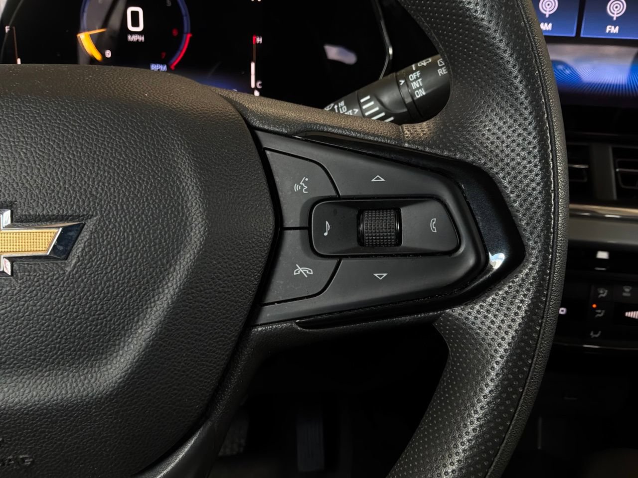 Used 2025 Chevrolet Trax LT FWD image 32