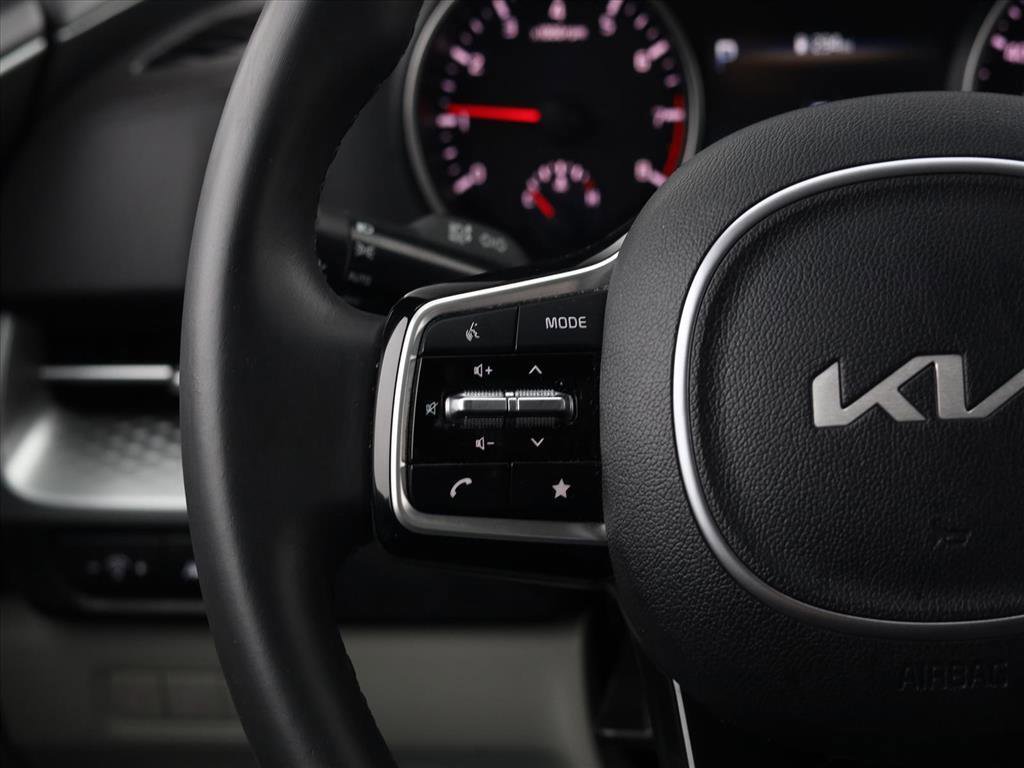 Used 2023 Kia Carnival LX image 13