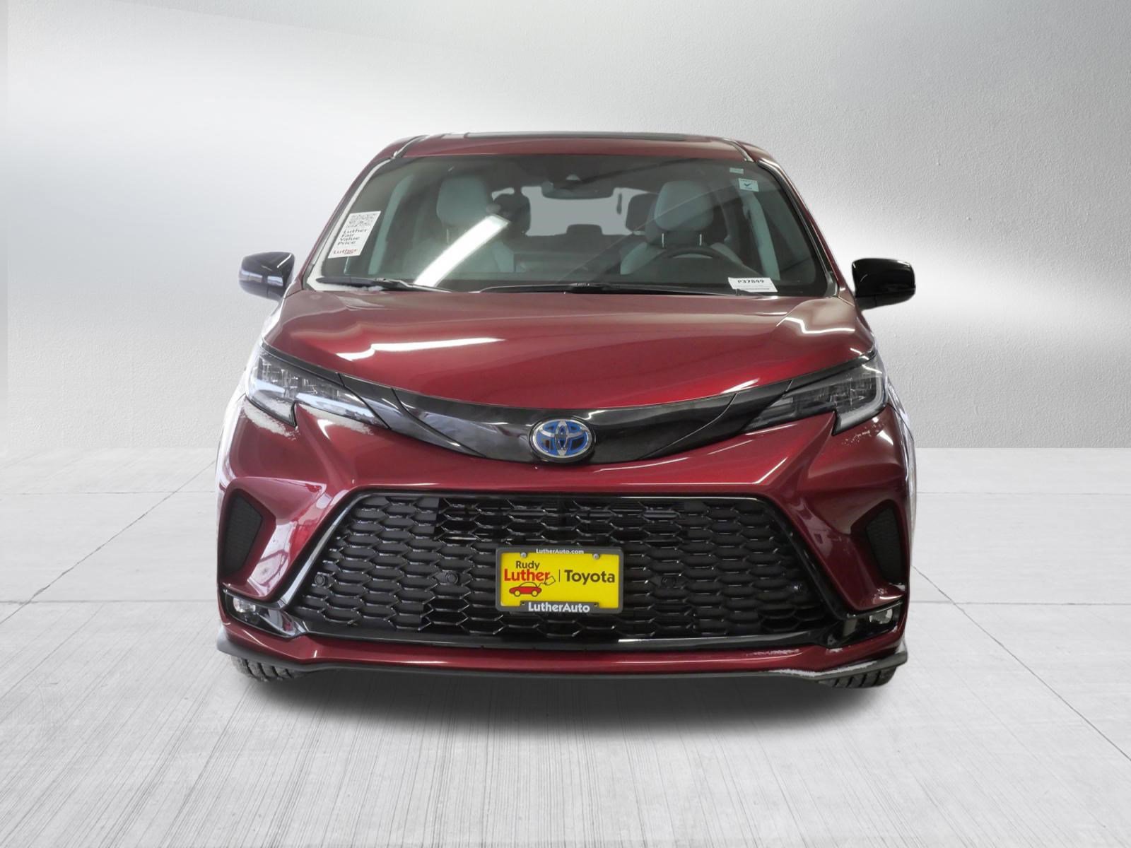 Certified 2025 Toyota Sienna XSE video 2