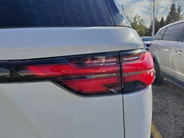 Used 2023 Chevrolet Traverse LT image 10