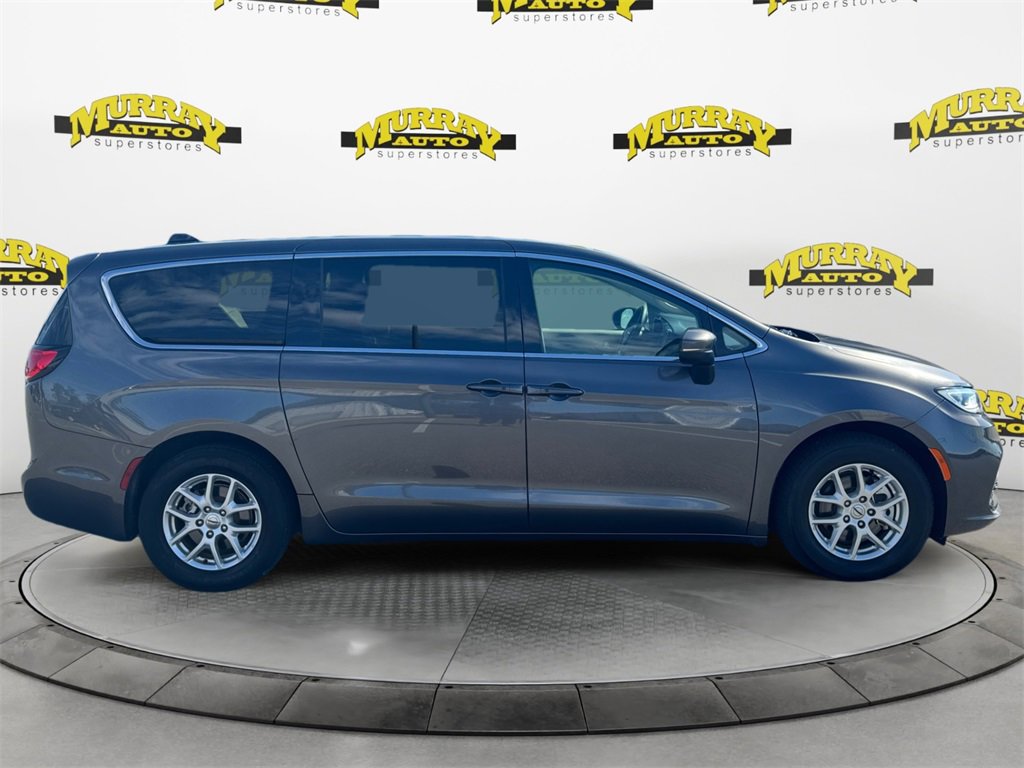 Used 2023 Chrysler Pacifica Touring-L image 6
