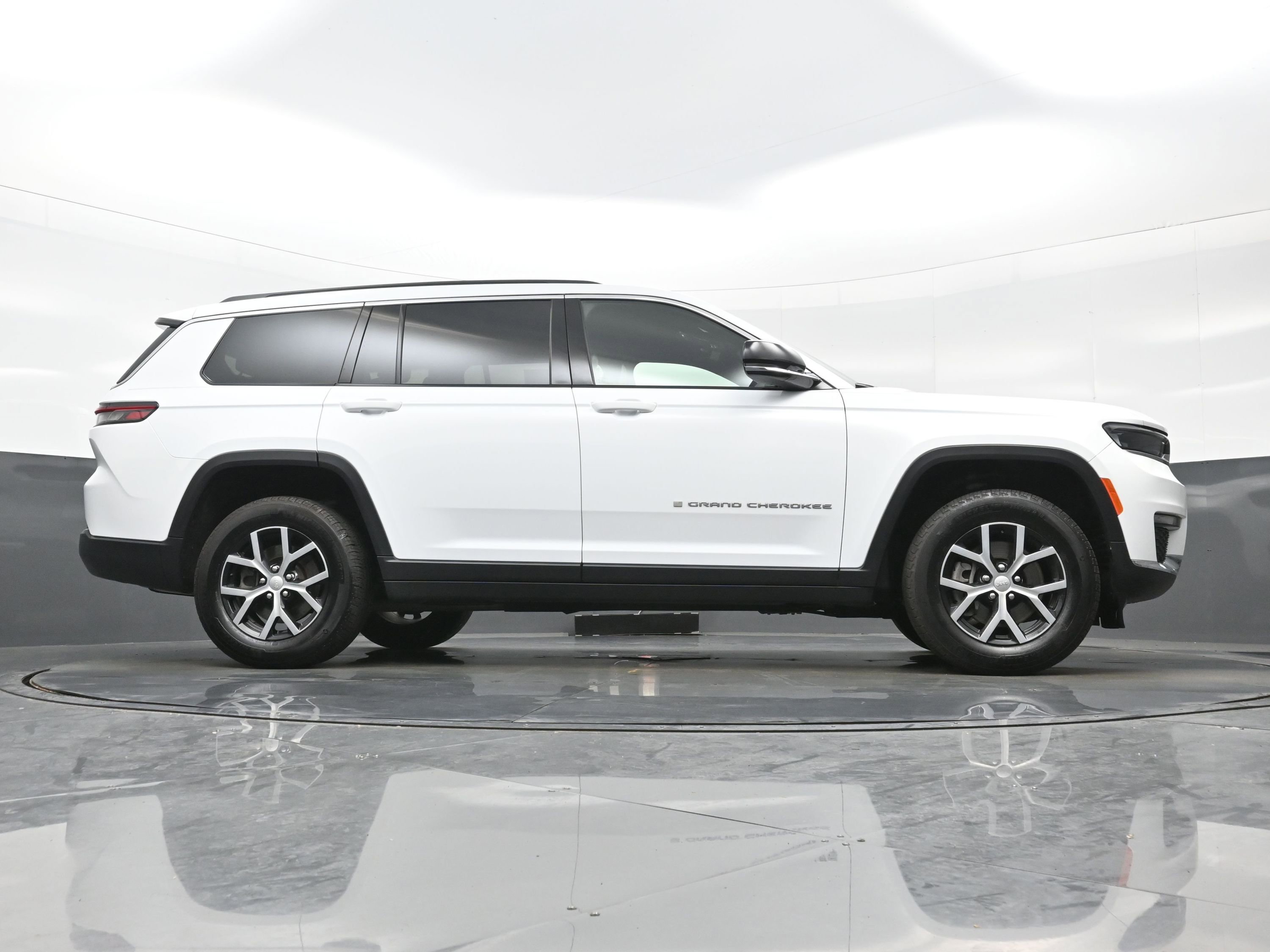 Used 2025 Jeep Grand Cherokee L Limited AWD/4WD image 31