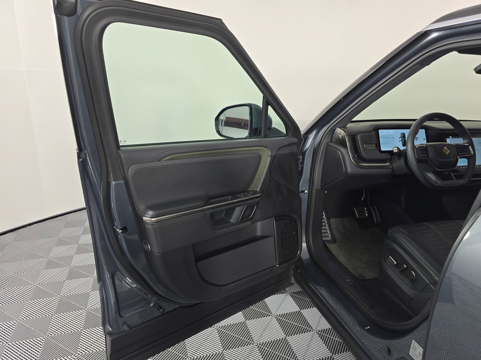 Used 2023 Rivian R1S Adventure image 16