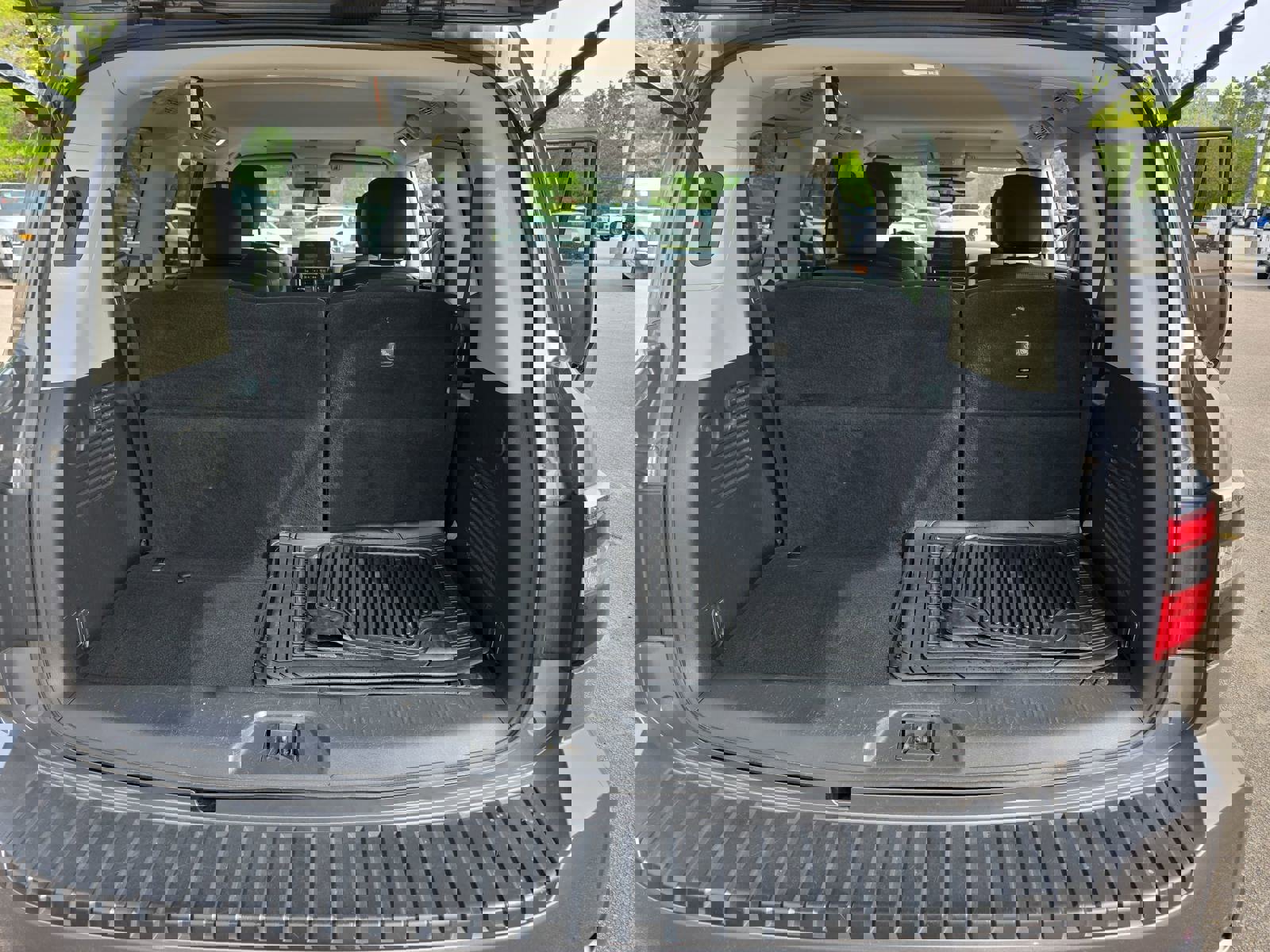 Used 2021 Nissan Armada SL w/ Captain's Chairs Package AWD/4WD image 14