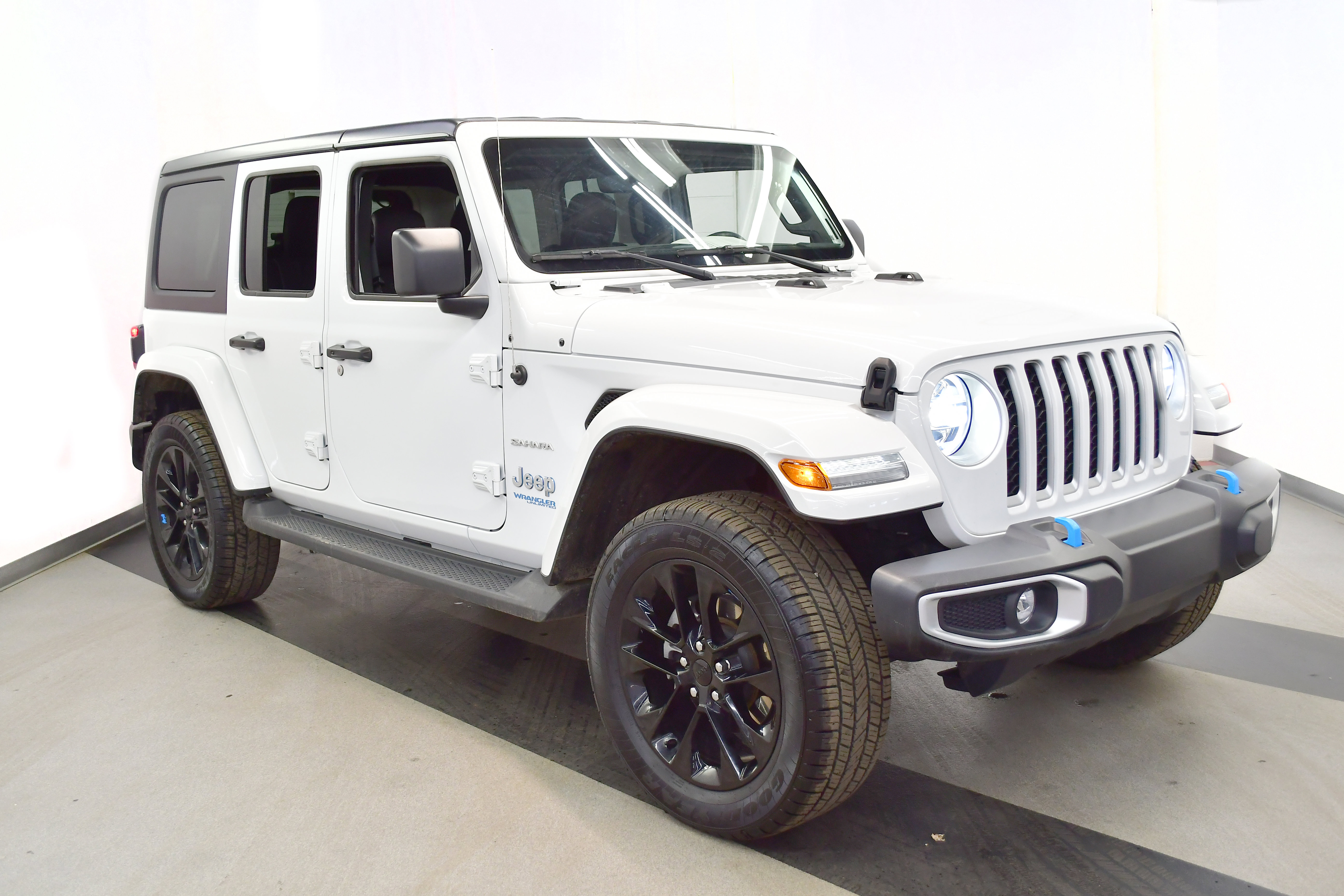Used 2022 Jeep Wrangler Unlimited Sahara w/ Cold Weather Group image 2
