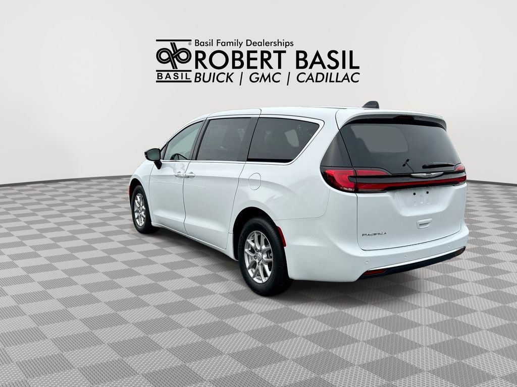 Used 2025 Chrysler Pacifica Select FWD image 6