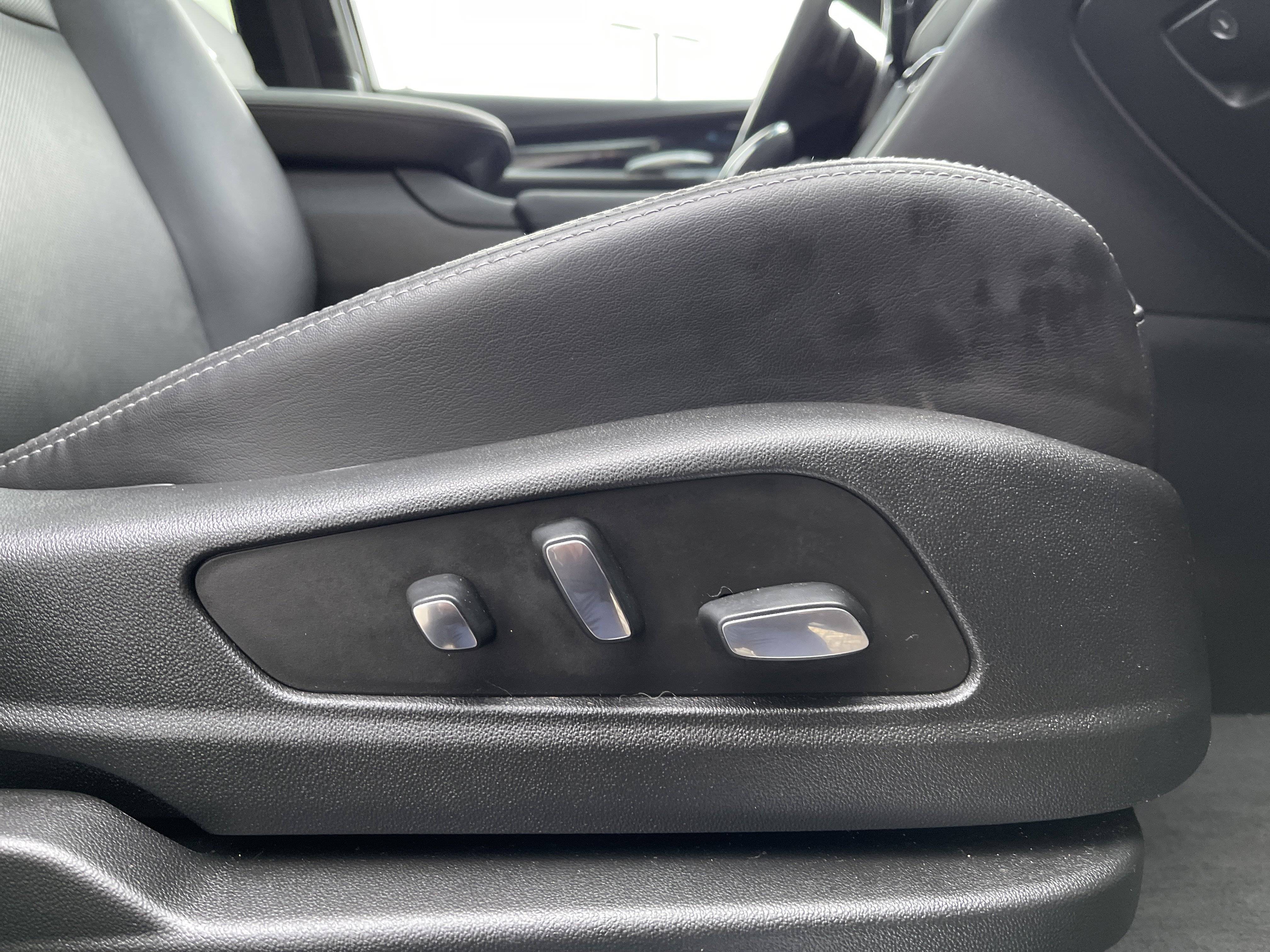 Certified 2025 Cadillac XT5 Premium Luxury image 40