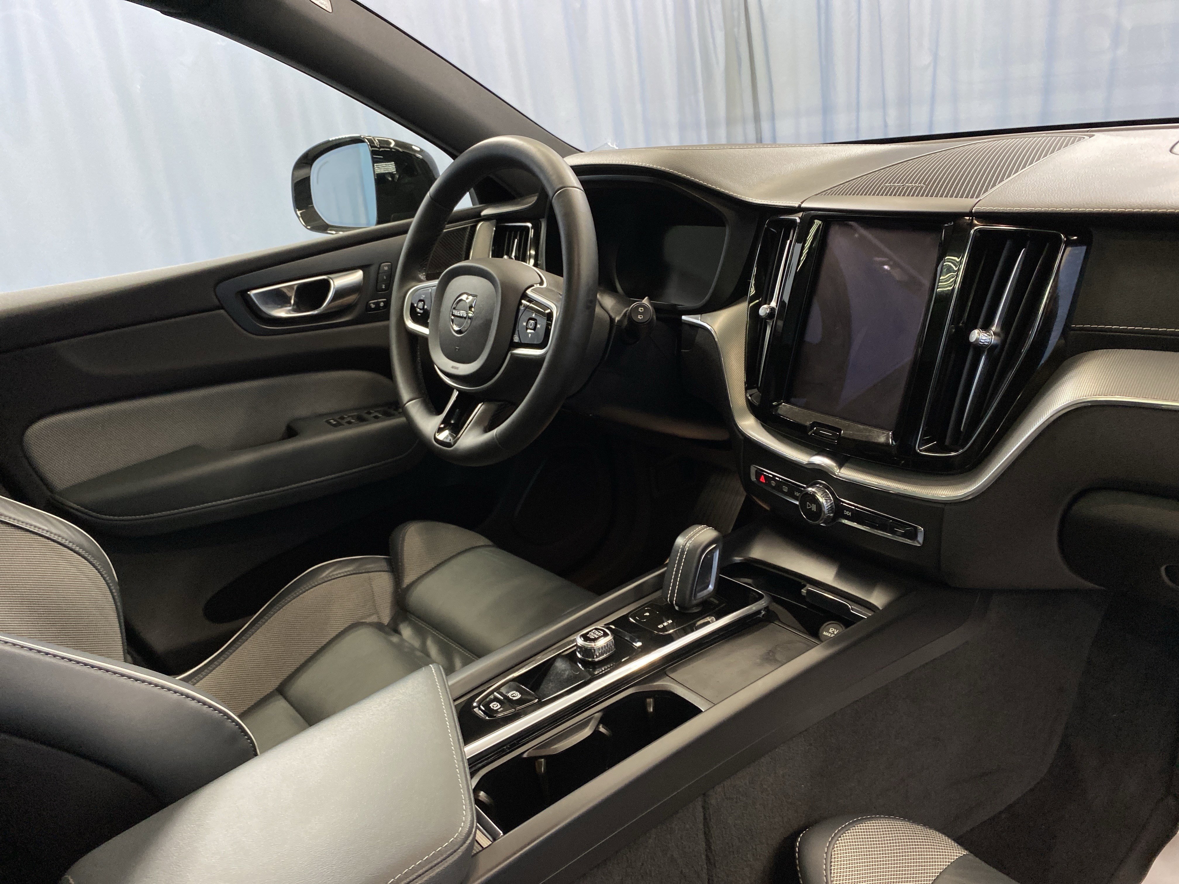 Used 2022 Volvo XC60 B5 R-Design image 44