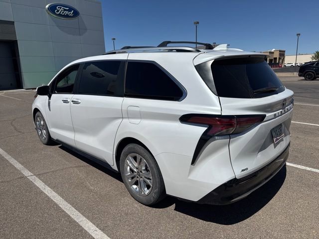 Used 2023 Toyota Sienna Platinum image 4