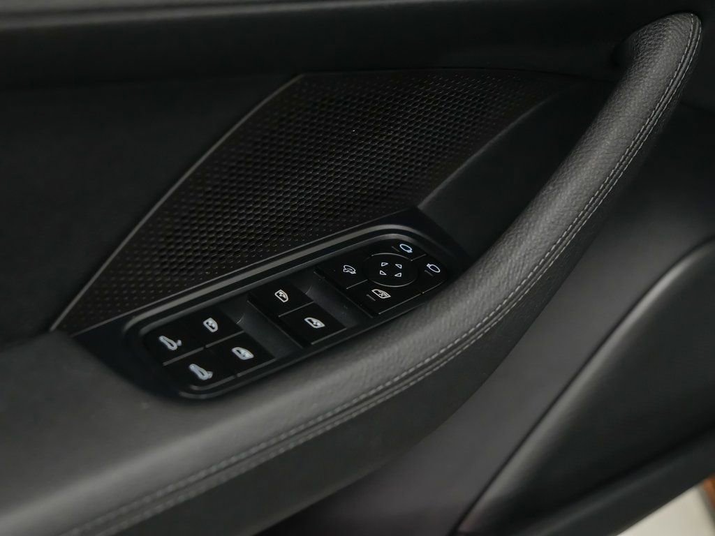 Used 2025 Porsche Panamera 4 image 21