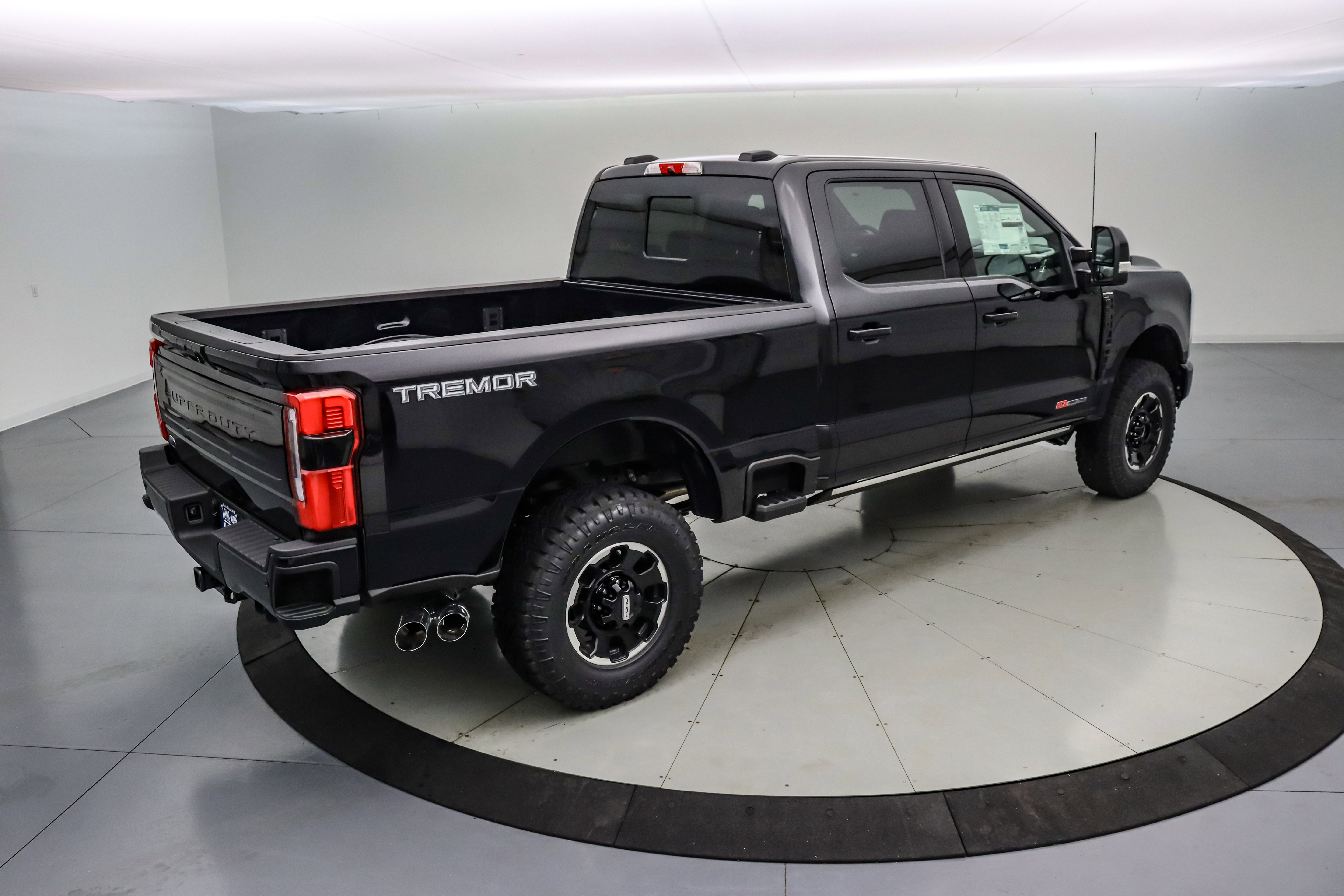 New 2026 Ford F350 Platinum w/ Tremor Off-Road Package image 4