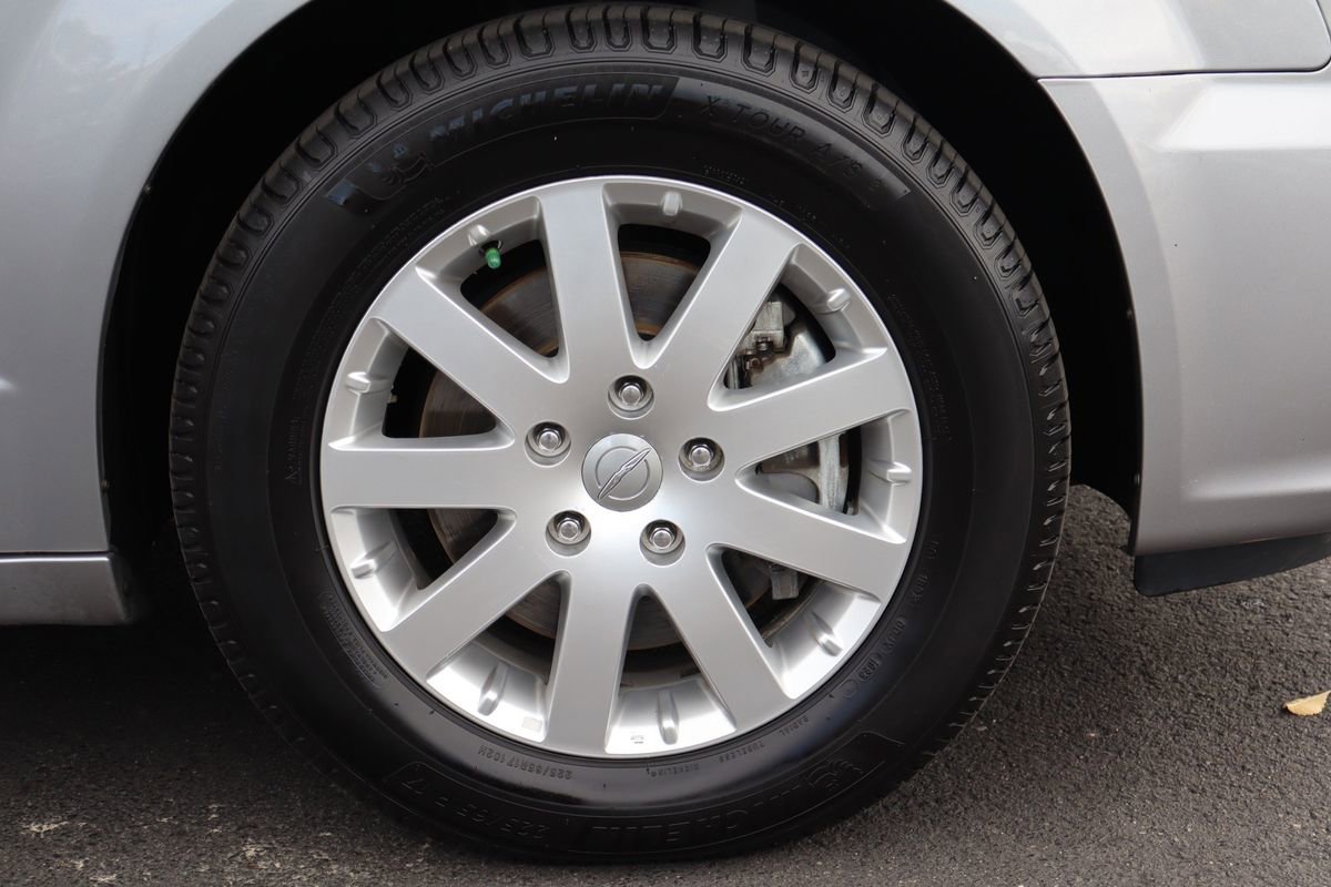 Used 2013 Chrysler Town & Country Touring image 44