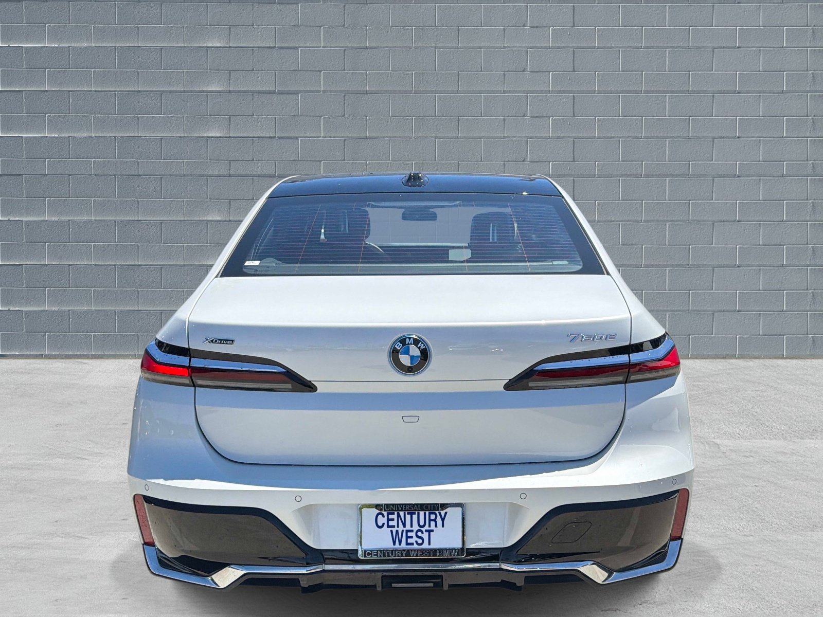 Used 2026 BMW 750e xDrive AWD/4WD image 4