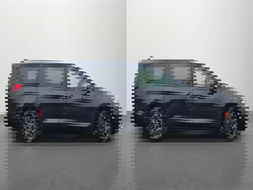 Used 2022 Chrysler Pacifica Limited w/ Uconnect Theater Family Group image 7