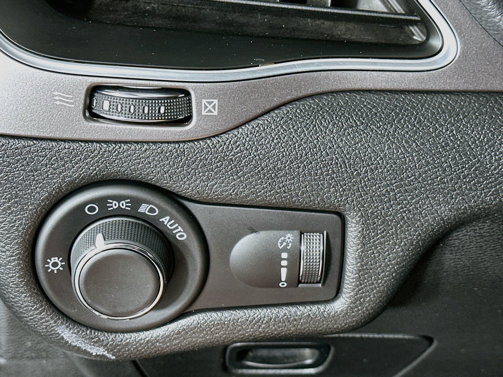 Used 2021 Jeep Cherokee Latitude w/ Mopar Interior Package FWD image 17